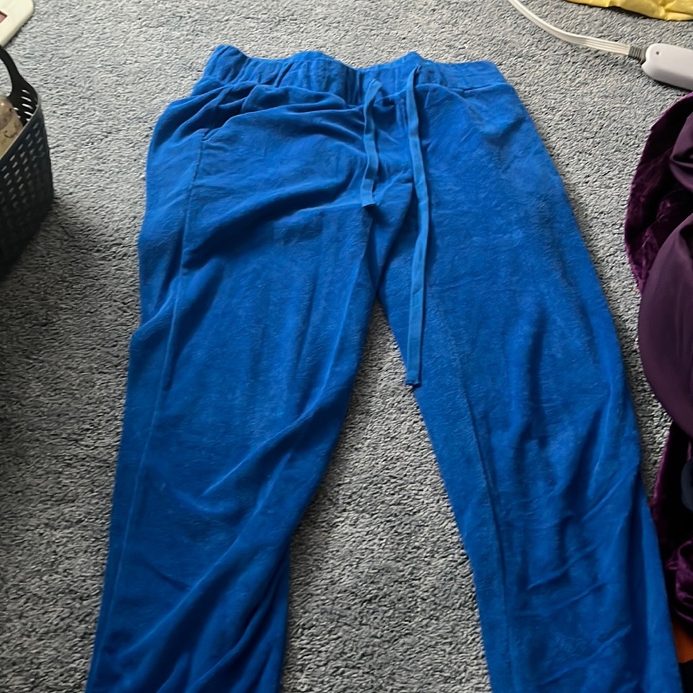 hello selling these blue pants from juicy couture!